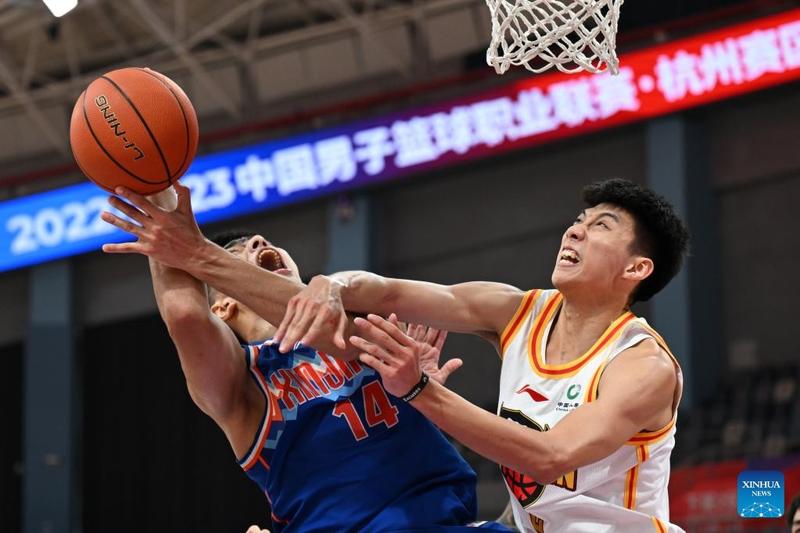 赛场上奋勇